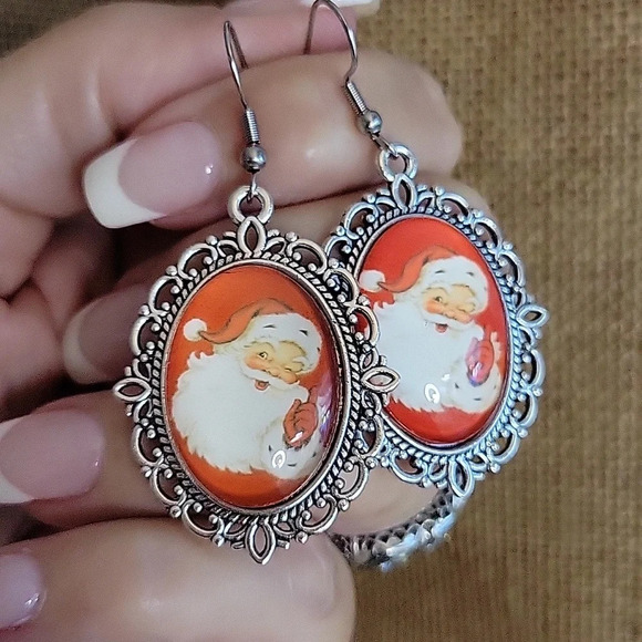 🔥LAST PAIR🔥 CLASSIC SANTA VINTAGE STYLE EARRINGS - Picture 1 of 7